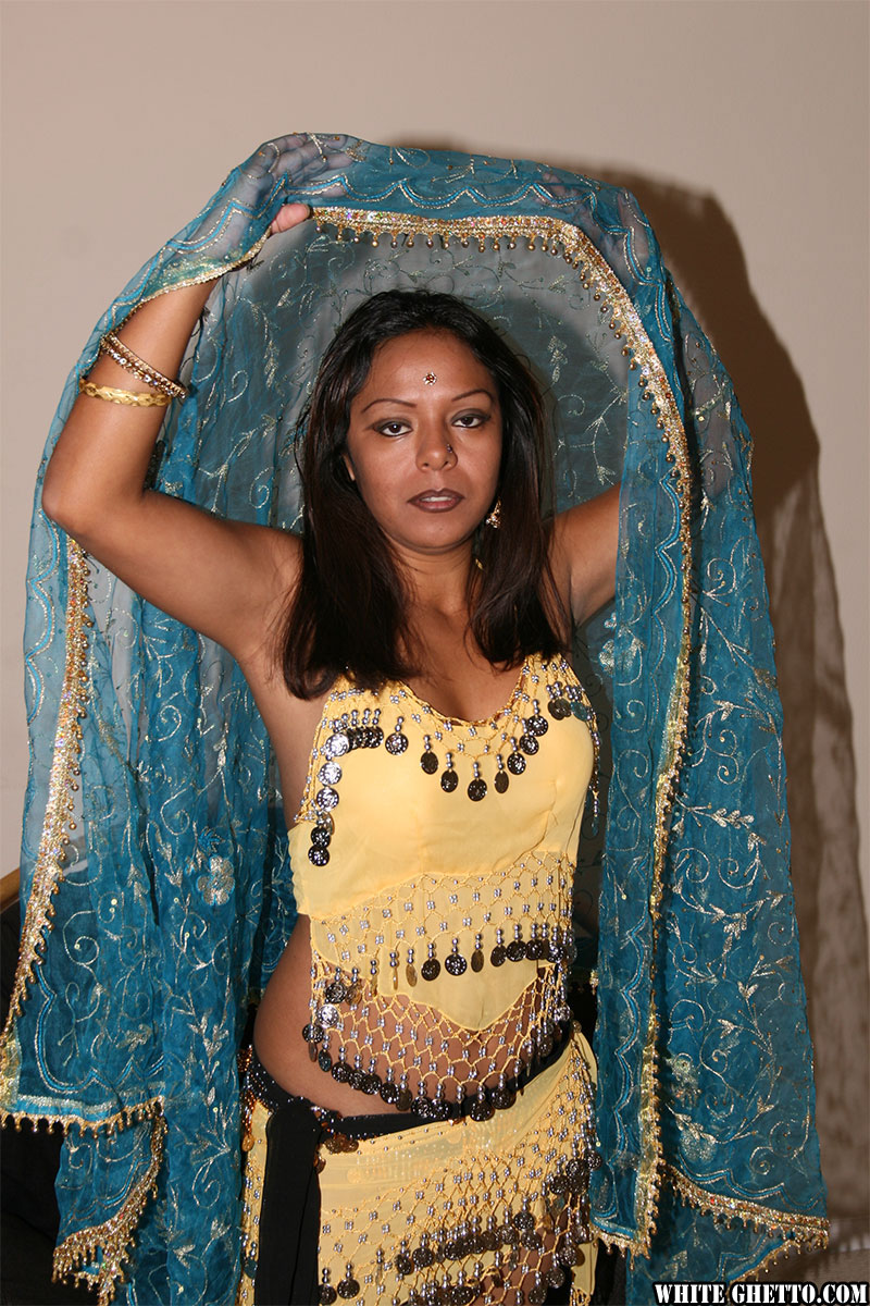 Sensual Morena Indiana Tanvi Mostra Seios Naturais E Esfrega A Boceta