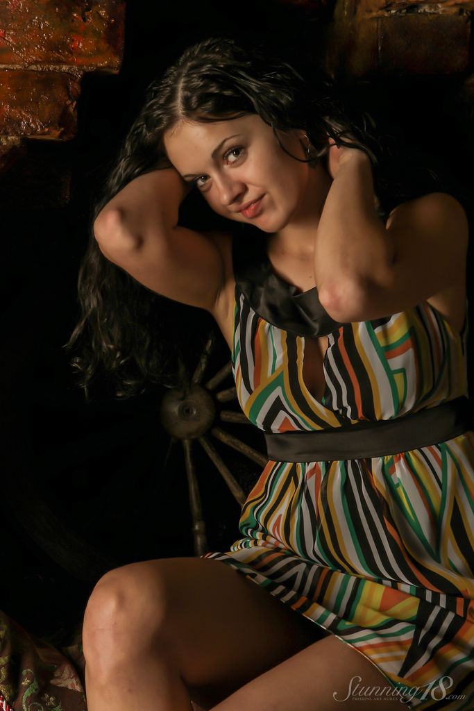 المراهقة السمراء الجميلة أوندينا S تصبح عارية بينما ترتدي أحذية مسطحة