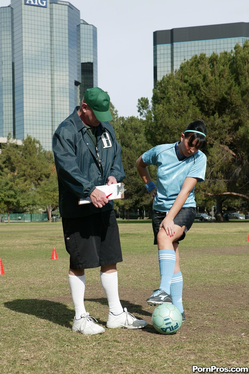 美国女足球员Alexa Jordan被她的老教练操了