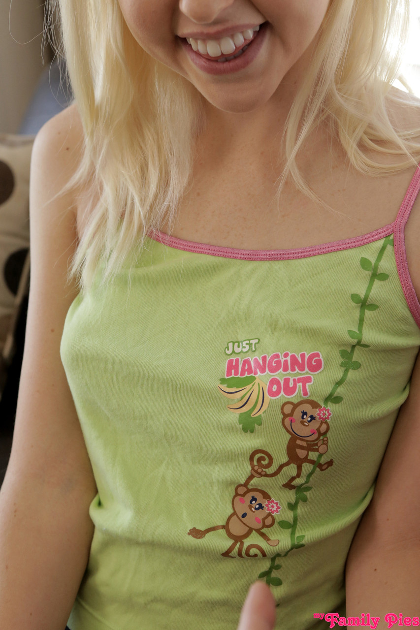 नॉटी लिली रेडर और क्लोए चेरी चुपके से अवैध सौतेले भाई-बहन त्रय में