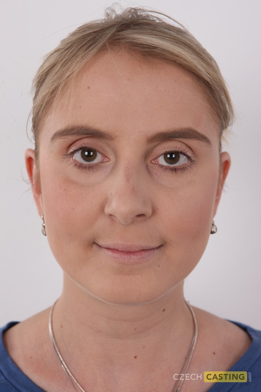 短髮金髮業餘女孩脫衣後露出微笑