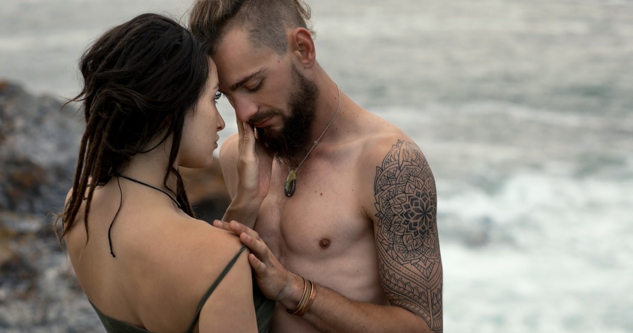 美人ベイブ・オリが筋肉男と屋外エロシーンで戯れる