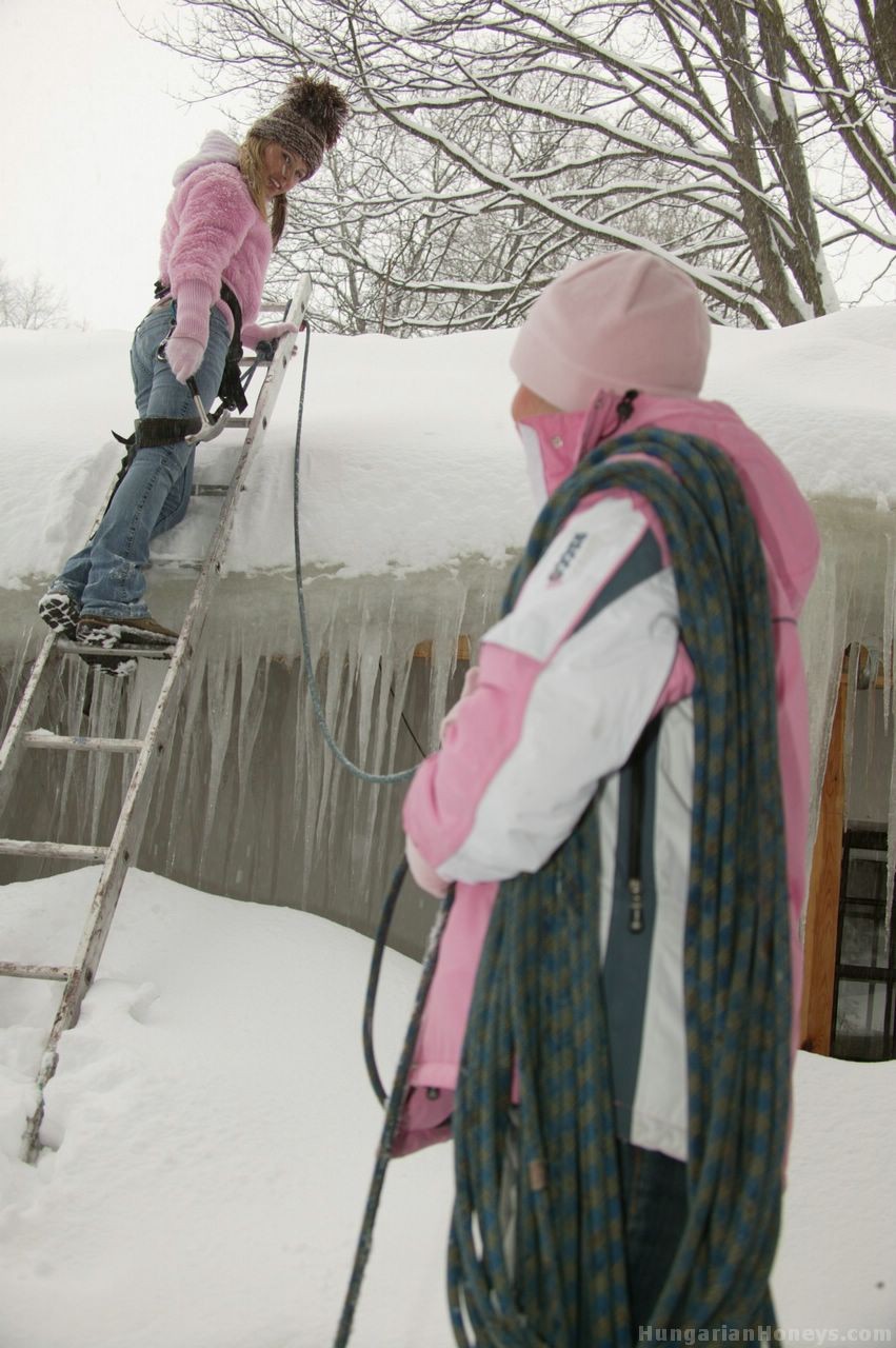 زوزانا زد وصديقتها المثلية الجنسية الهنغارية يضajan في الثلج