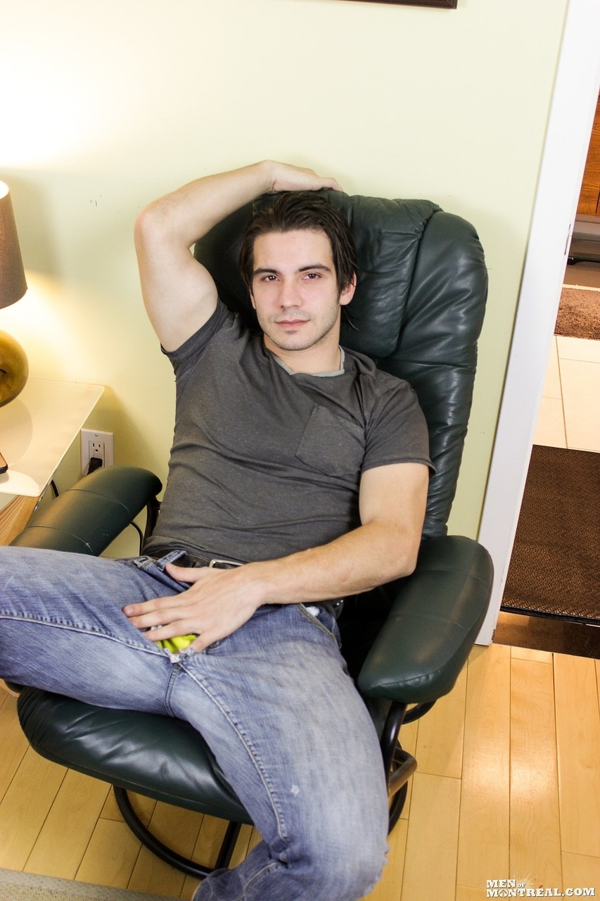 Красивый Канадский Гей Жеребец Маттис Лерок Раздевается И Достигает Orgazma