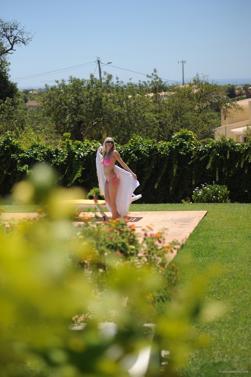 Amatrice Britannique Hayley Marie Coppin Se Frotte De La Lotion Solaire Sur Ses Beaux Seins