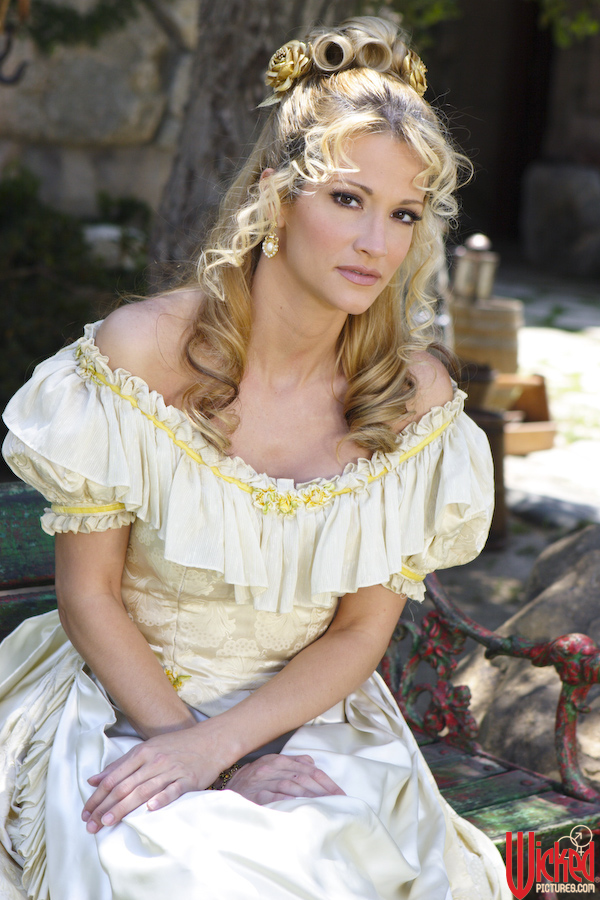 金发杰西卡·德雷克在户外露出剃光的阴户和假大奶