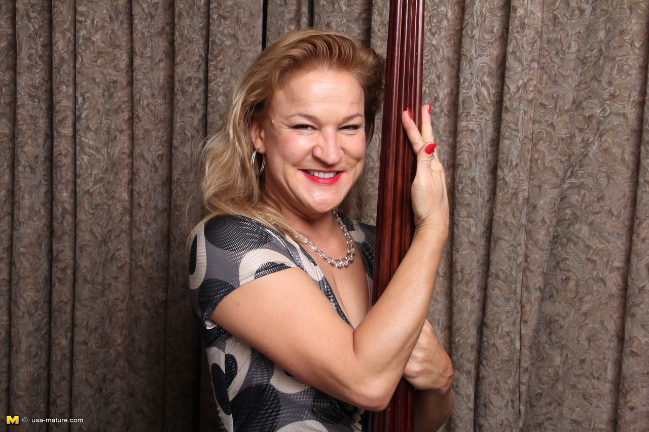 Mature American Housewife Strips On Bed To Toy Hairy Pussy