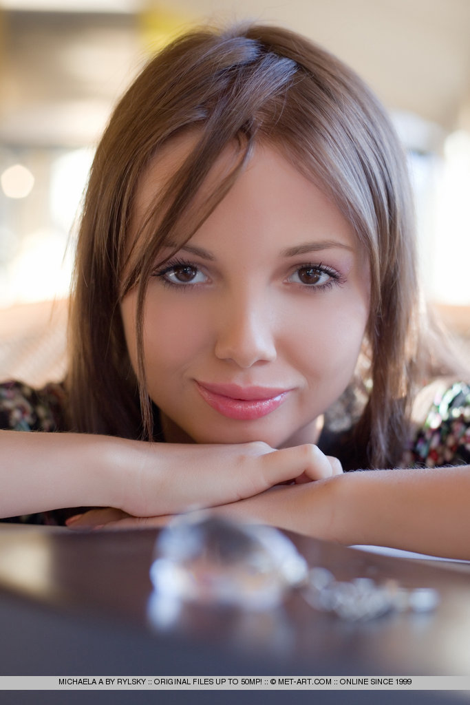 شابة مايكل آيه تظهر وجه جميل مهبل مجرد ورجل عارية