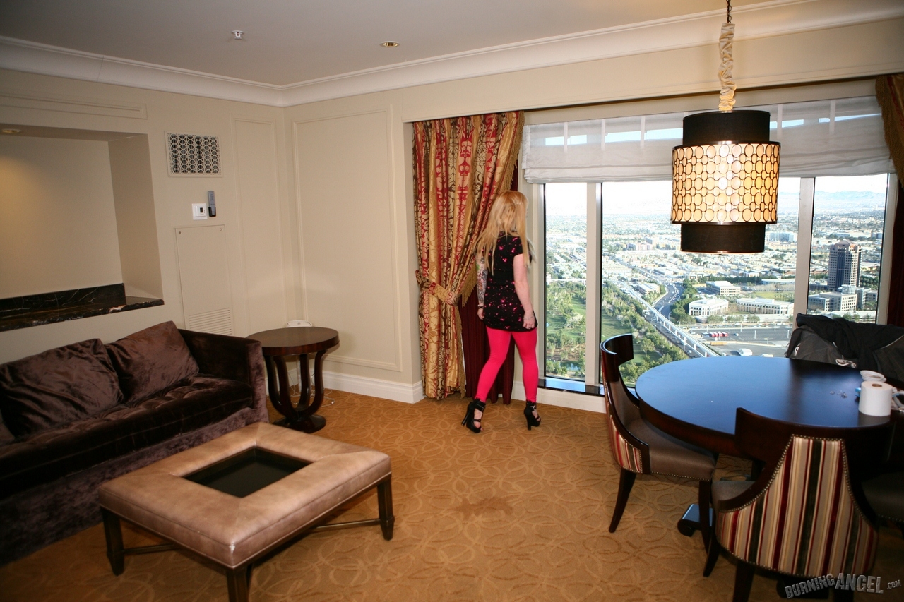 الحمراء ذات الشعر الأحمر الموشومة ميستي دوان تمتص وتنام مع صديقها يتم القذف على صدرها