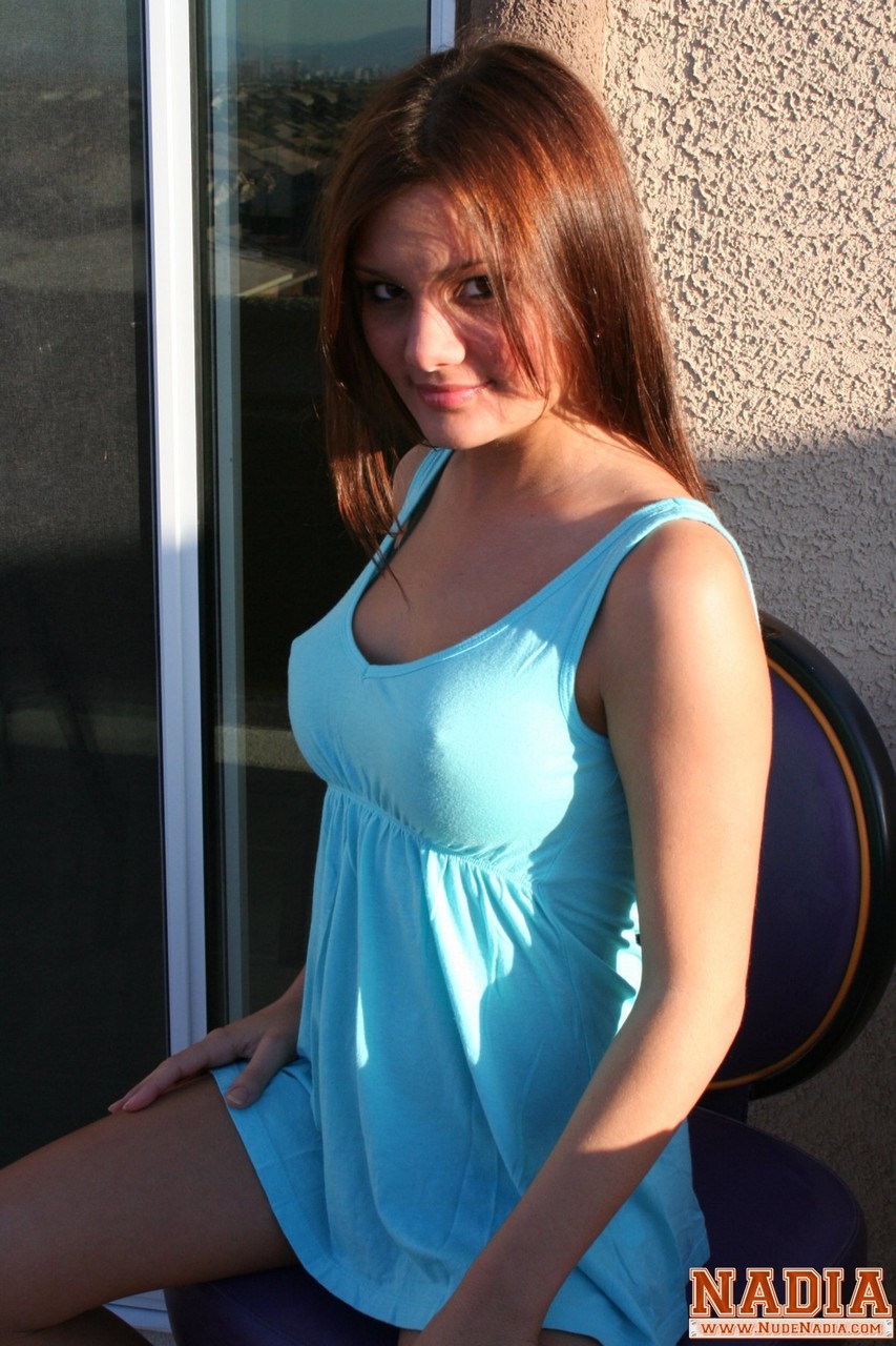 الحمراء الهواية ناديا تعرض ثديين مكبرين على الشرفة