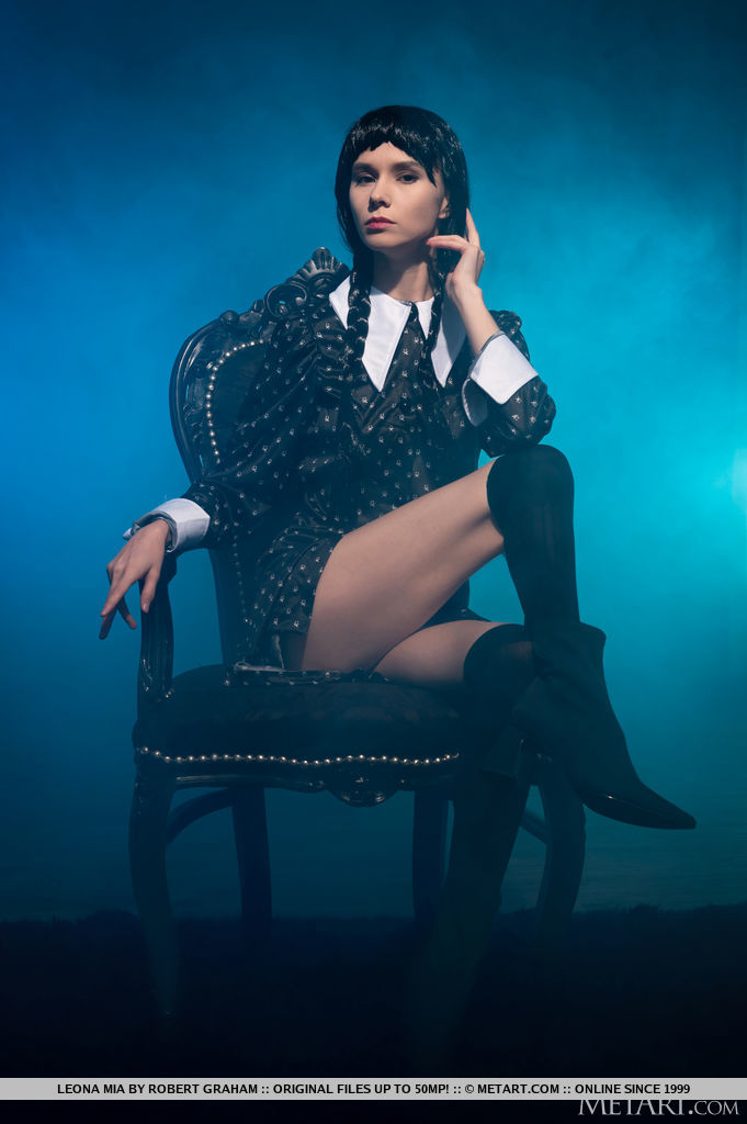 Leona Mia Nackt In OTK-Socken Mit Wednesday-Addams-Look