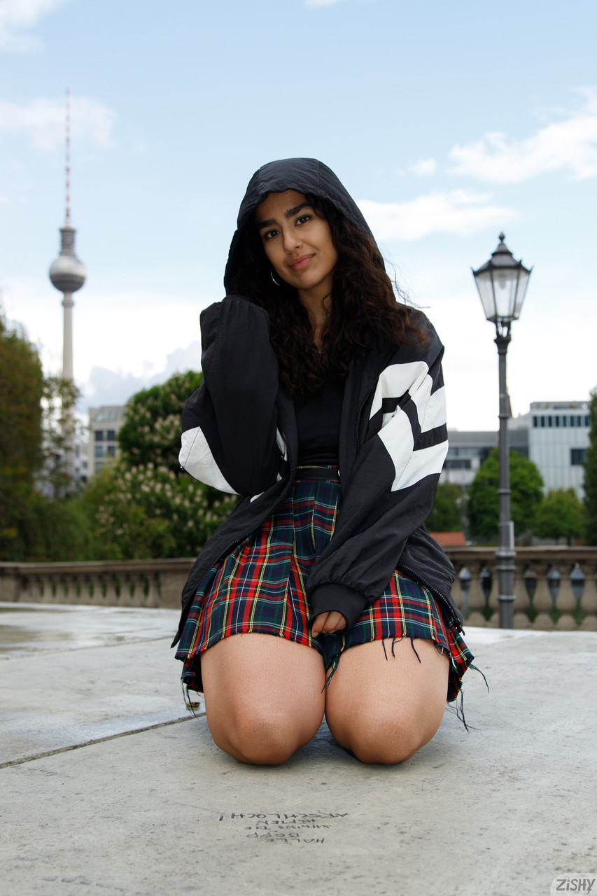 ルナ・シルバー、可愛い女子高生、ナチュラルな美乳と熱いお尻を見せる