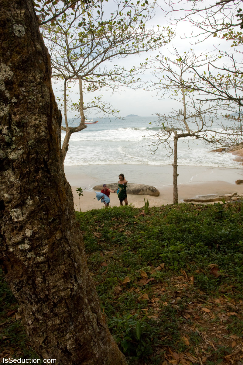 Latina-Shemale Kelly Ohana Mit Großen Titten Genießt Heißen Oralverkehr
