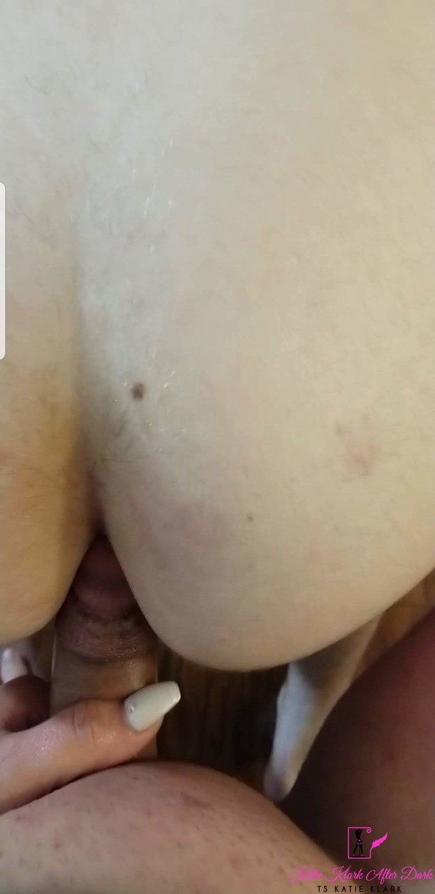 毛茸茸的跨性别者凯蒂·克拉克与饥渴男POV后入式肛交