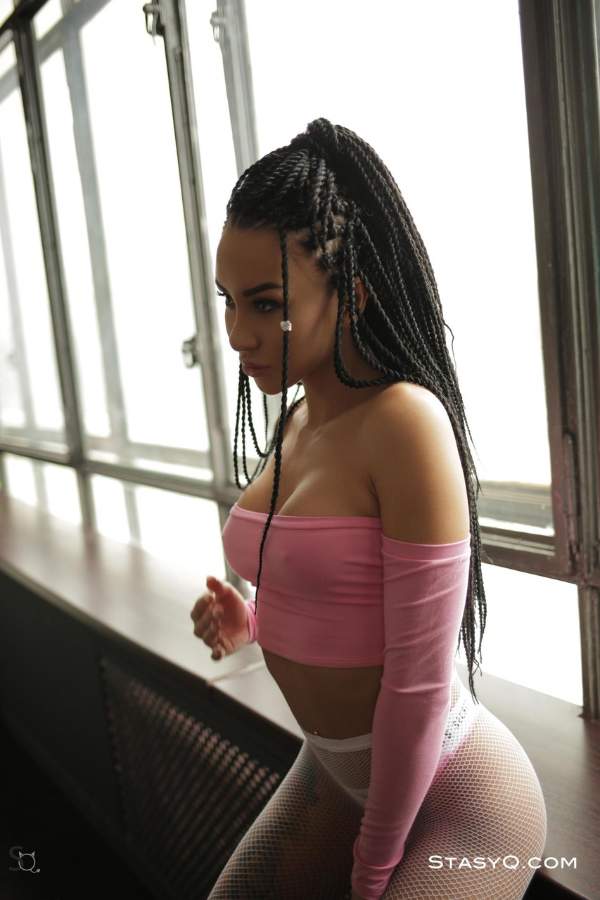 小さなティーンエイジャーはドレッドヘアをして全裸でポーズをとる