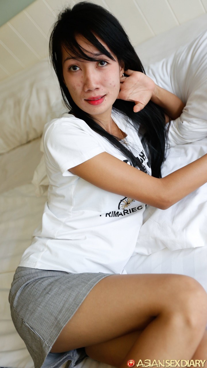 スレンダーなアジアの美女アイナがハングスタッドとの主観的ドッグスタイルセックスを楽しむ