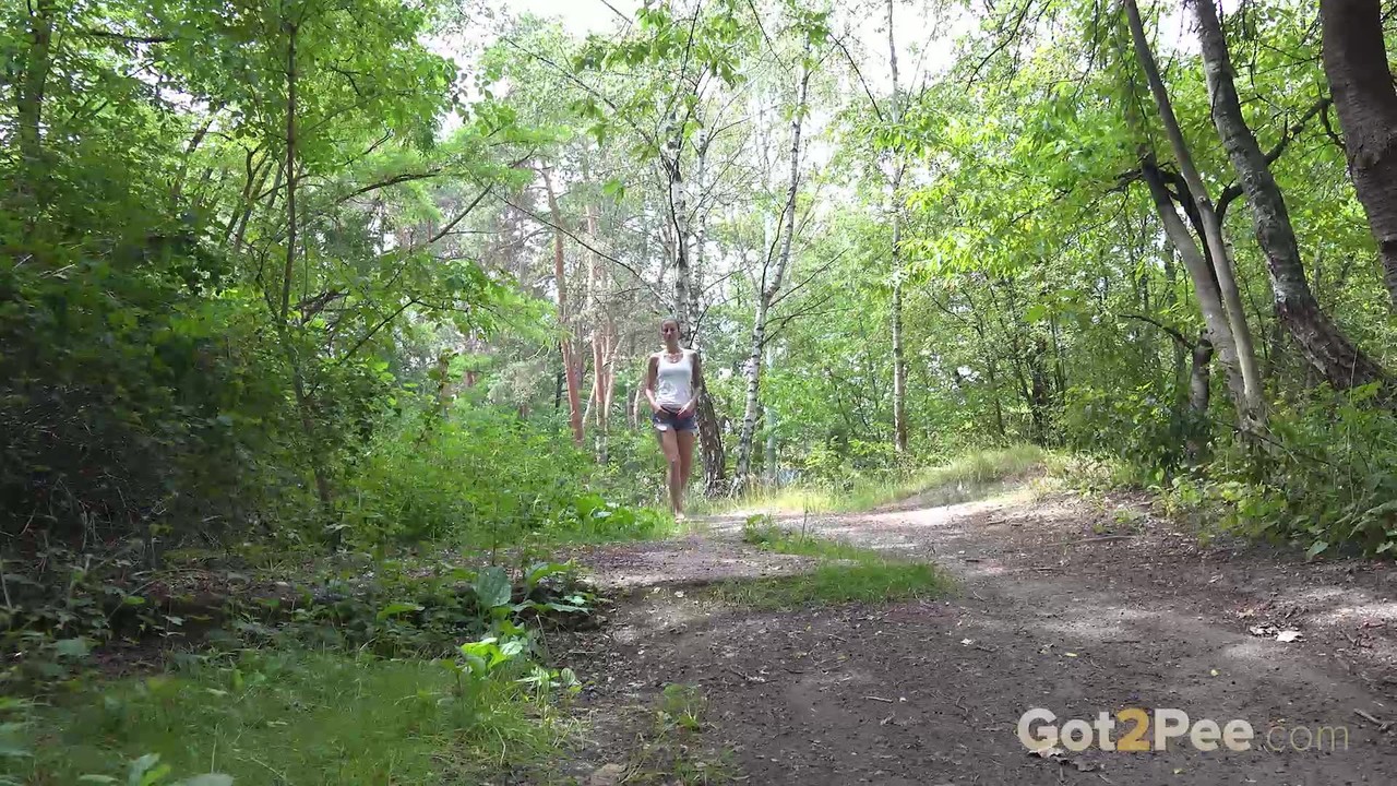 Ali Bordeaux Em Sandálias Mija Nos Bosques