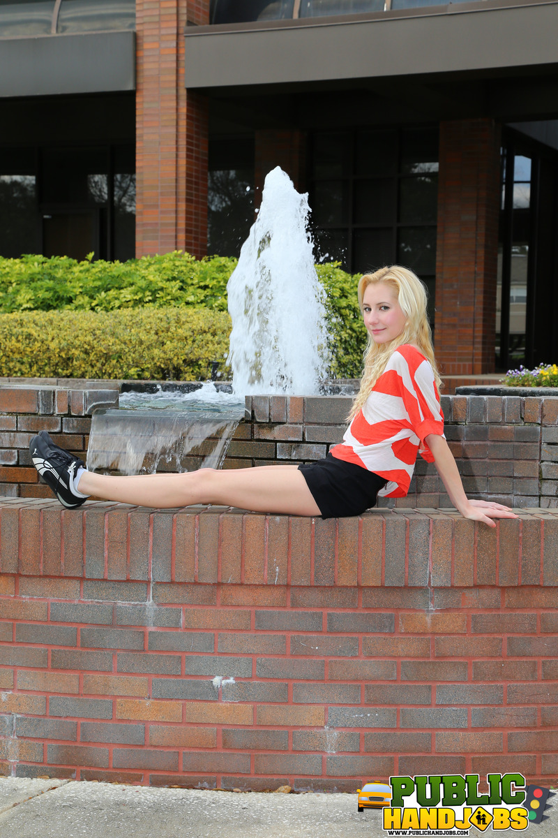 Loira Odette Delacroix Mostra Pequenos Seios Durante Punheta Ao Ar Livre