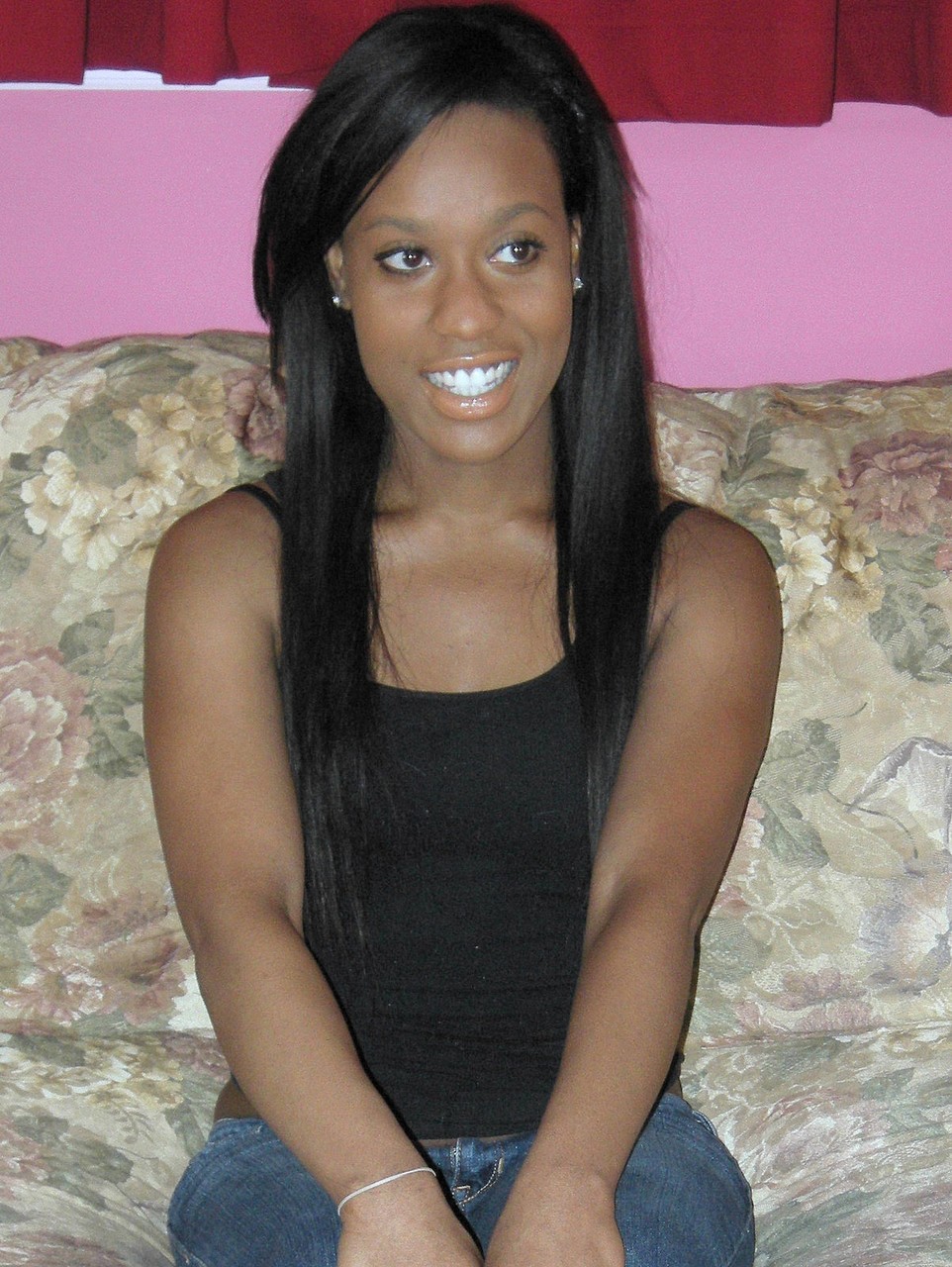 可爱的瘦小黑人业余女孩瑞秋露出坚硬乳头和美丽身体