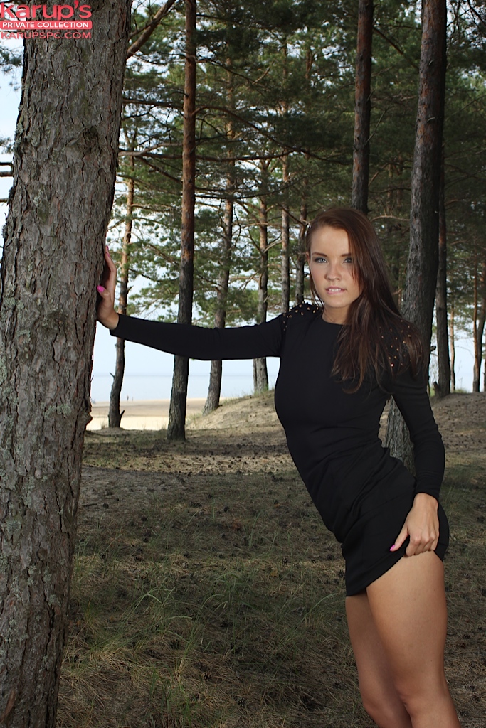 业余少女洛雷特穿黑色短裙亮出大奶