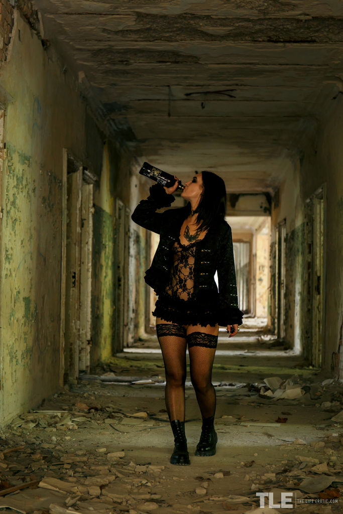 黒髪の少女ロラ・アッシュが廃墟の床に小便をする