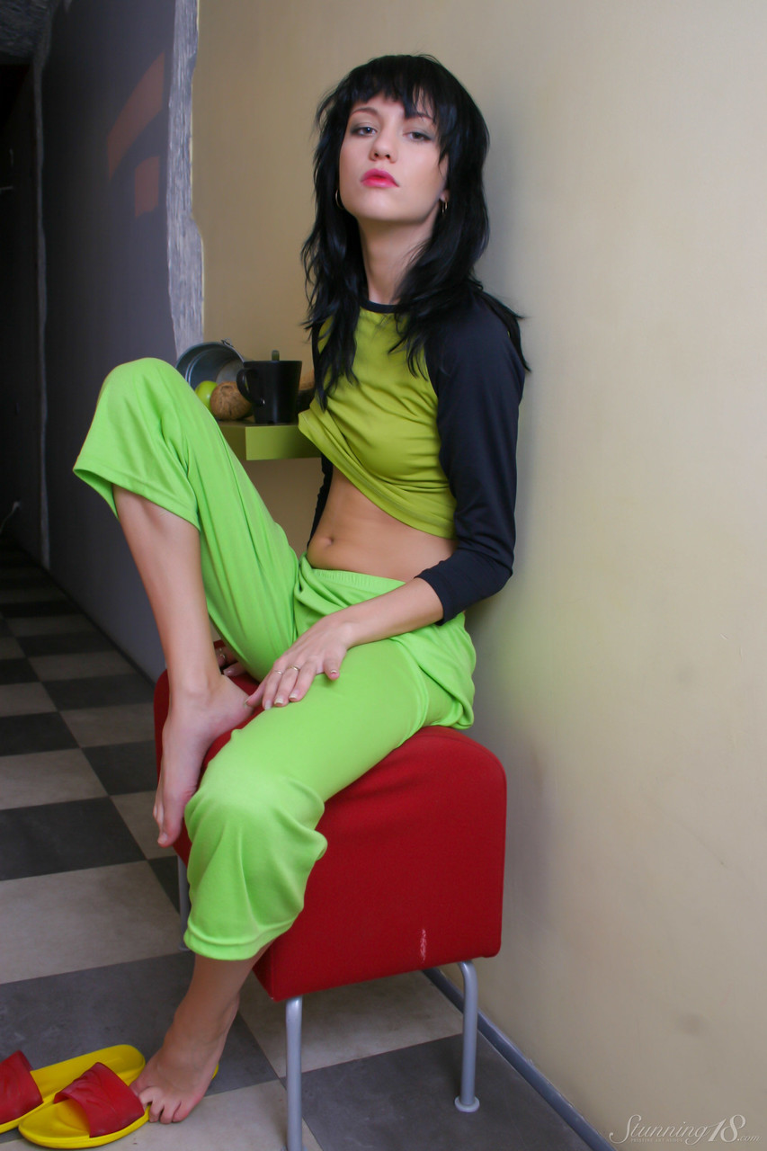 الفتاتة الصغيرة إليزابيث واي تتعرى وتكشف عن ثديين مشدودين