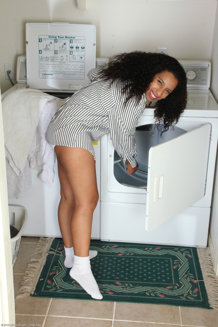 黒い大人テレサロングは泡のようなお尻と毛深いマンコをソロでプレイ