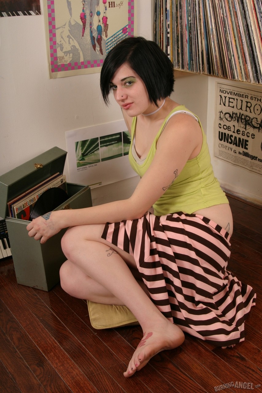 الفتاة المثقبة الشهية تتجرد وتفتح رجليها لتُظهر الشفرات الوردية