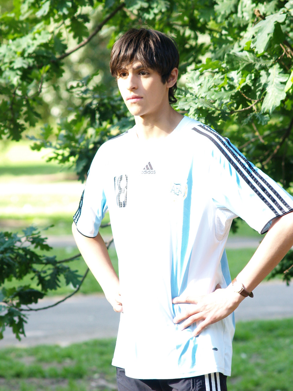 炎熱な十代のサッカー選手が練習後のアナルセックス