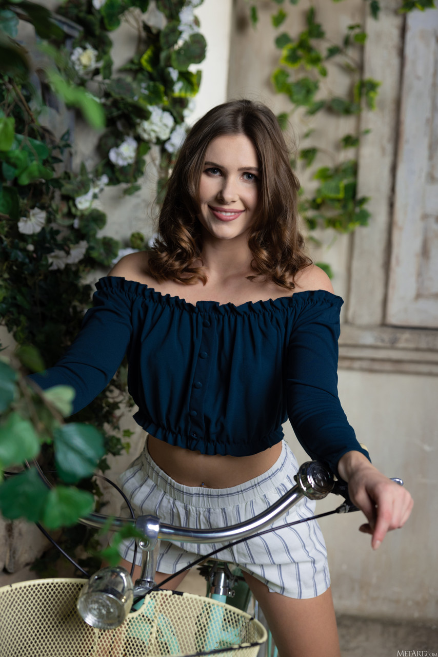 美しいブラネットのAmber Pearlが全裸になり、近距離で毛深い阴部を見せる