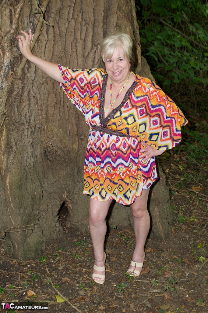 Thick Mature Woman Speedybee Strips Naked By River