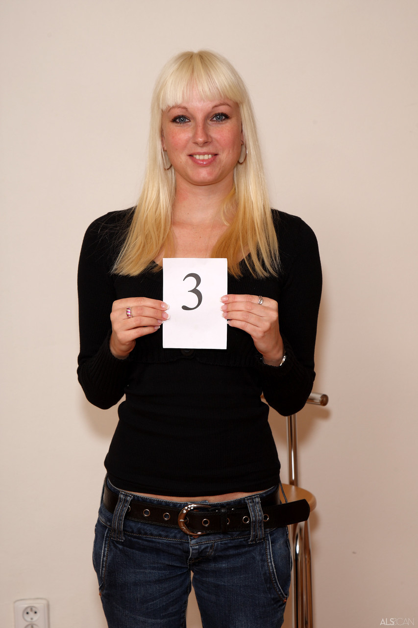 लेना कोवा एक सेक्स गैलरी में ALS स्कैन करती है