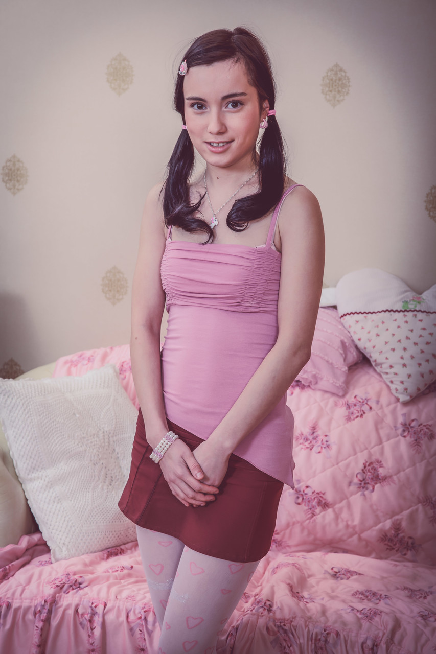 المراهقة الحمراء ذيل الخنزير تُمارس الجنس من الخلف وتحصل على نُزُح داخلي