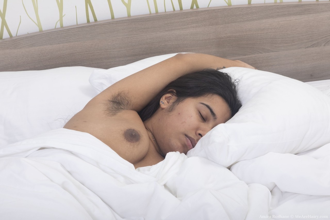 الهندية الممحونة الهواية أميرة روشان تلعب بشعرها الكثيف بعد الاستيقاظ