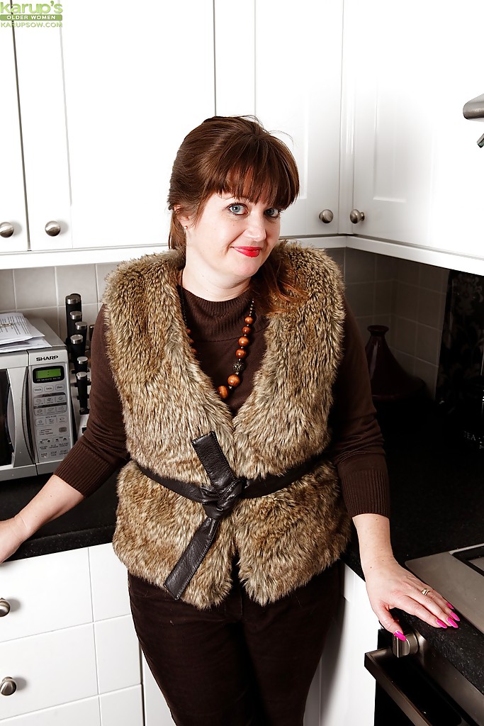 毛深い熟女Suzzanneがストリップして指で自分を弄ぶ