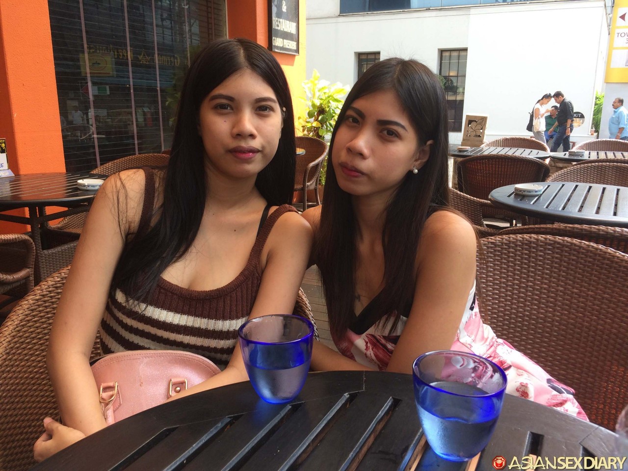 الجمال الآسيوي بير وتشومبو يتعريان ويشاركان قضيبًا