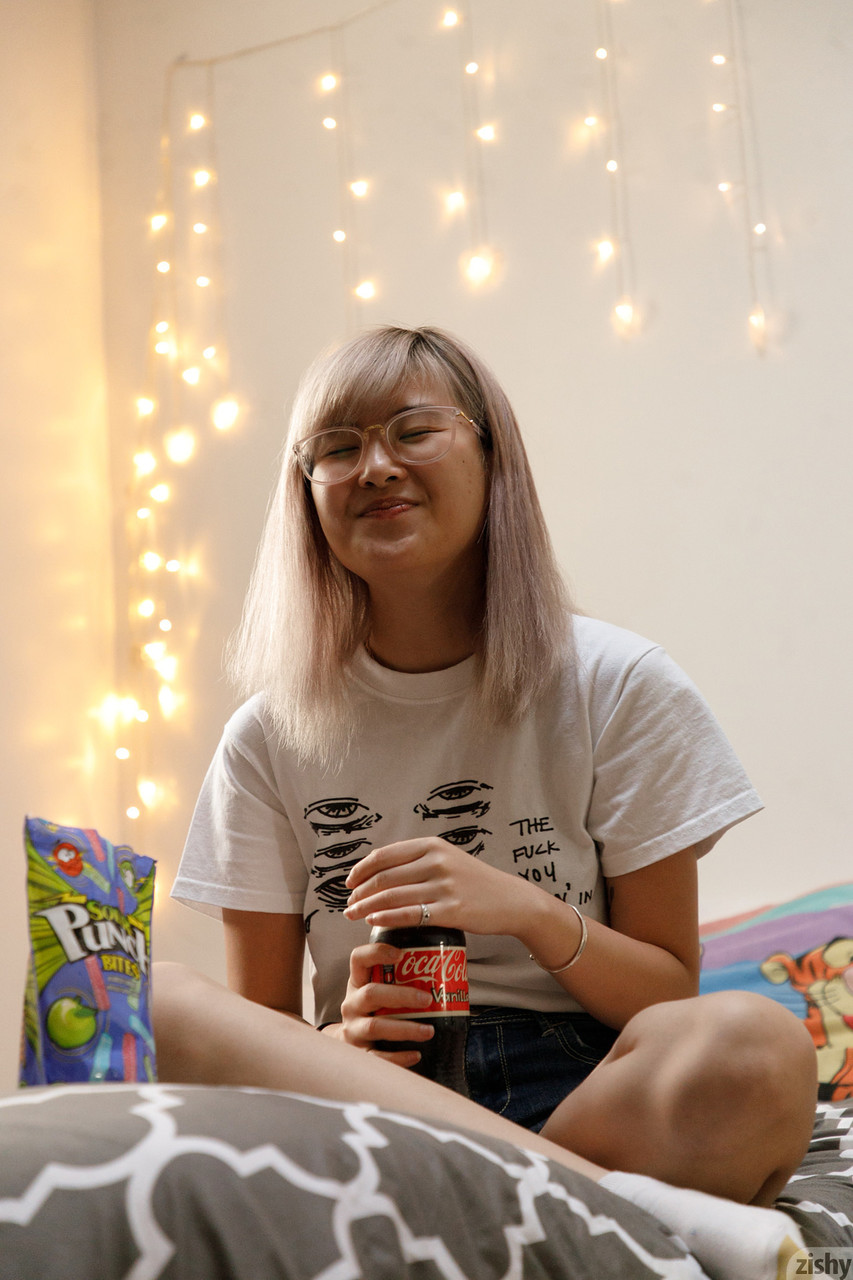 亚洲宝贝芭比Qu在卧室脱衣展现可爱身材