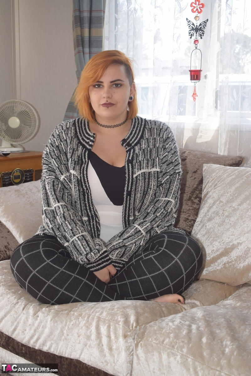 السيدة فيليباس الحمراء السمينة العارية تقف بعد الأريكة التعري