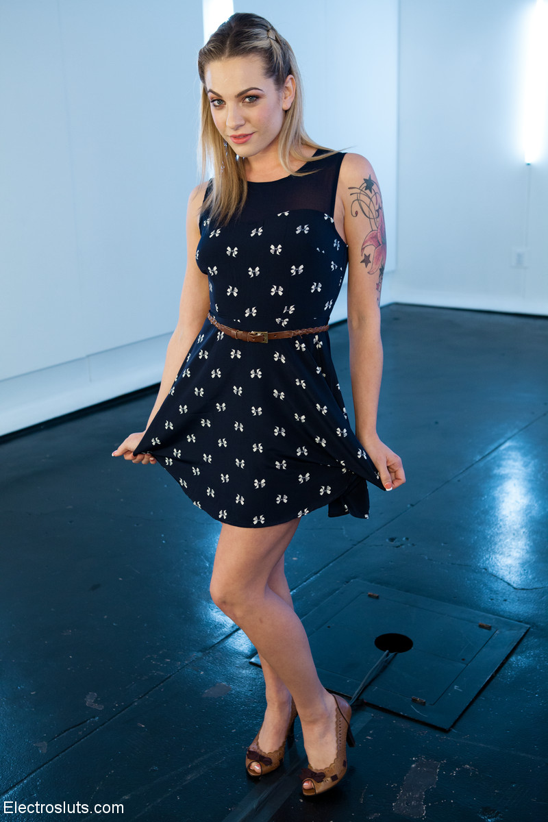 エレクトロ・スラッツ：エイデン・スター＆ダリア・スカイ Bdsm レズビアンセックスギャラリー