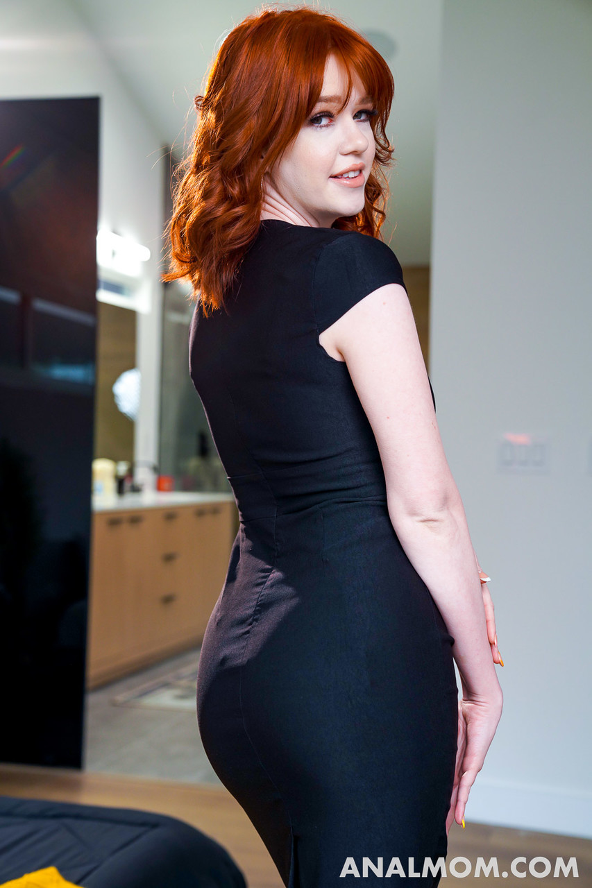 أريل دارلينغ، حمراء الشعر milf، تستمتع بجماع شرجي قاس مع ابن زوجها