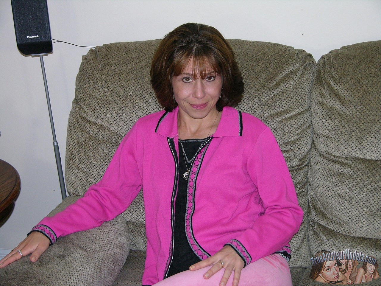 अनुभवी गृहिणी बुद्धिमान अपने लैंडिंग स्ट्रिप पुसी को नग्न अवतार में छूती है