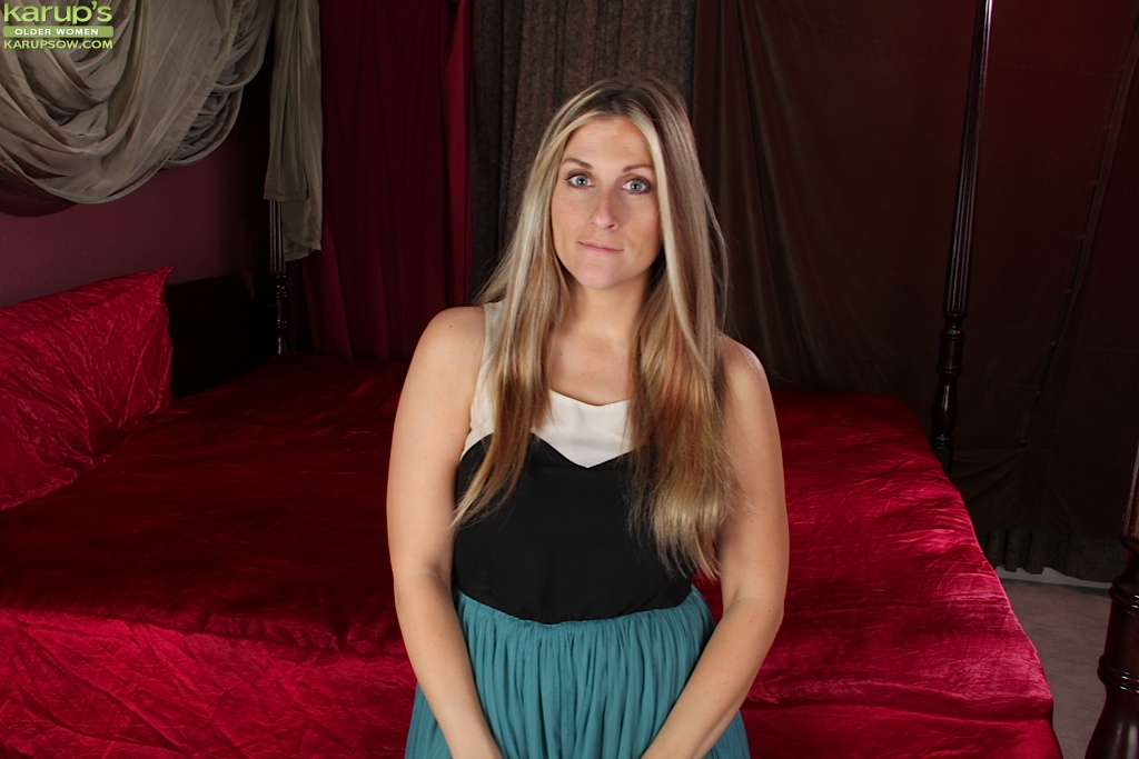 केट लिन अपने बड़े स्तन और शानदार चूतड़ दिखाती है