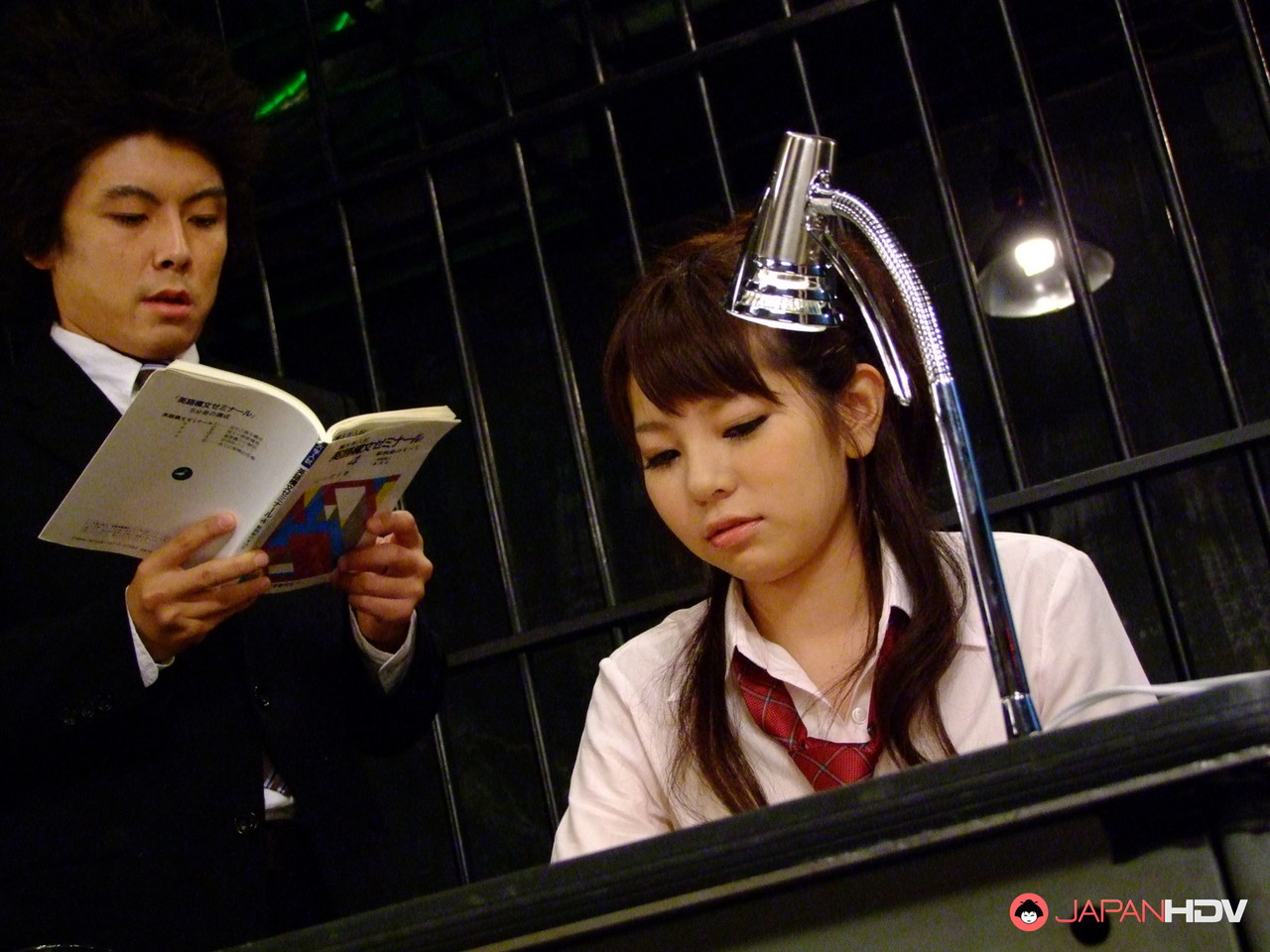 小柄な日本の女子学生・綾奈ゆうが変態教師たちに弄ばれる