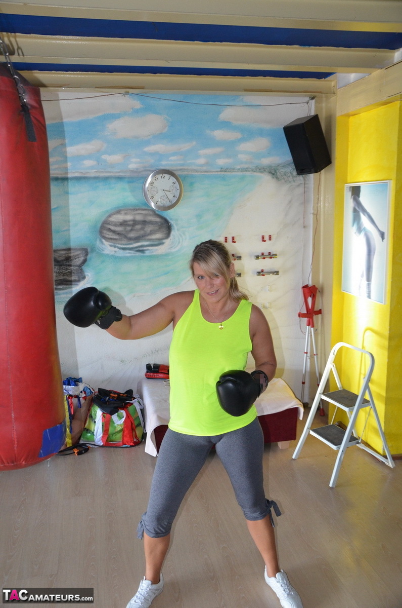 金发甜心苏茜在拳击训练后脱衣