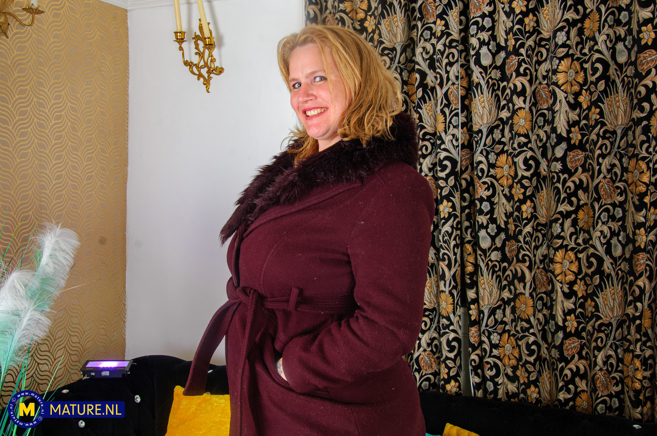 红发丰满熟女凯蒂·凯·莱恩穿着尼龙袜蹲坐假阳具