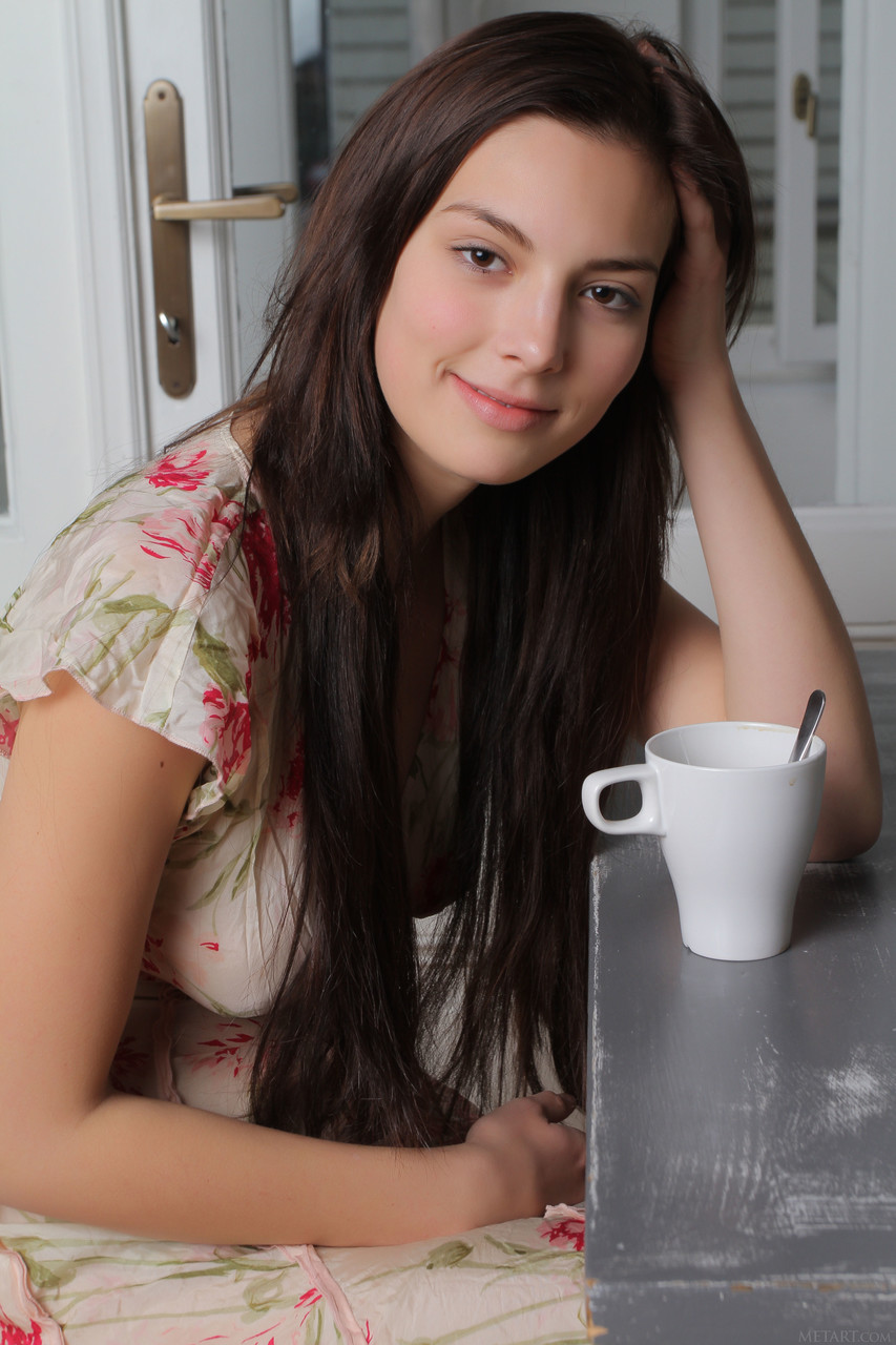 オードリーは淫らな茶髪の裸体と剃ったマンコを披露する