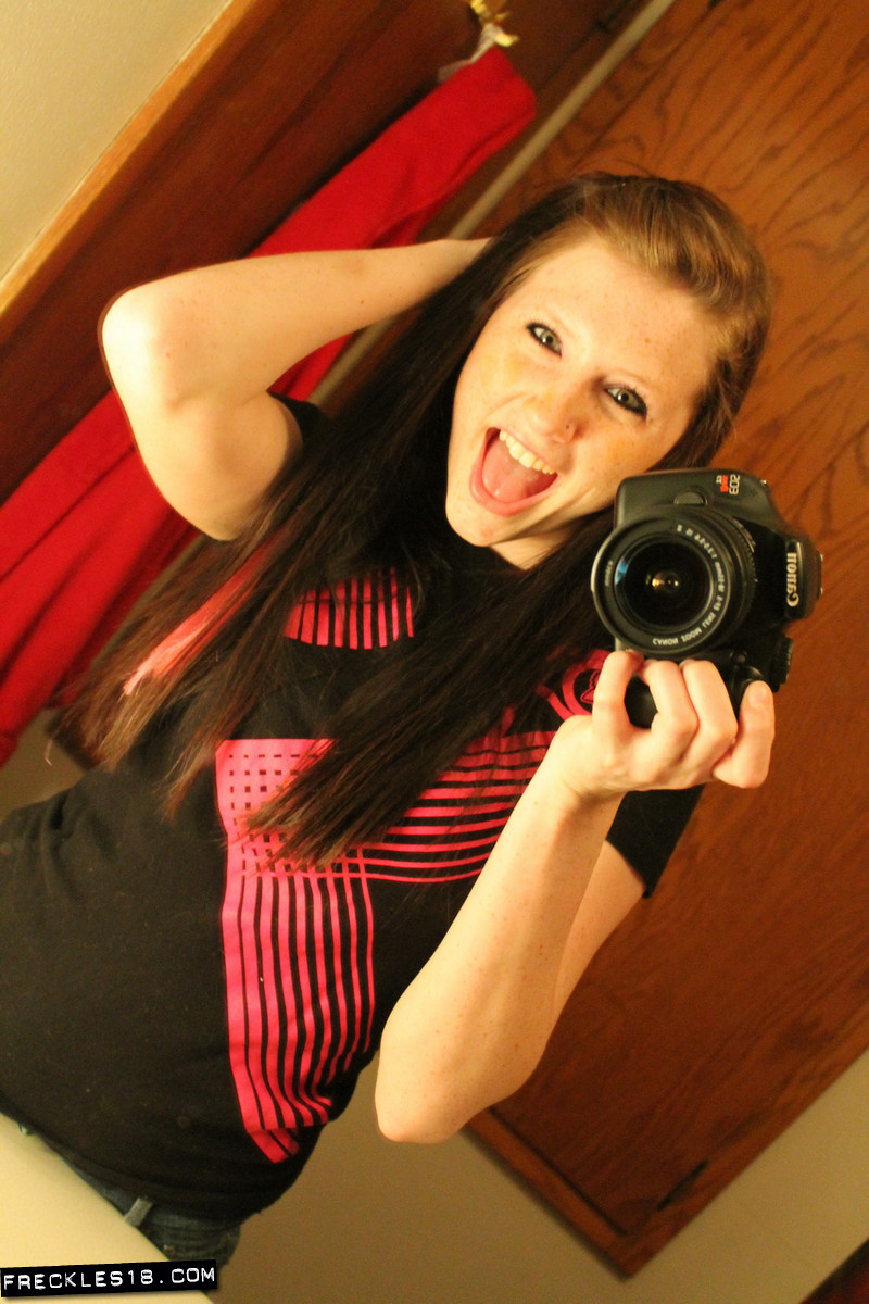 アマチュア十代のそばかつがバスルームミラーセルフィーで指を入れる