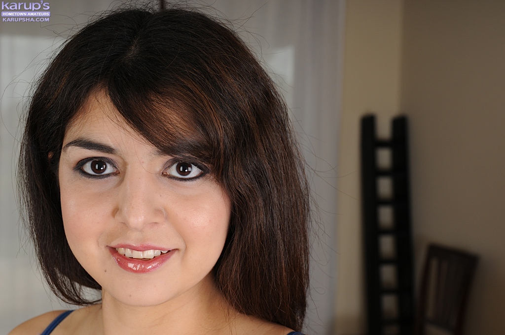 调皮的拉丁裔业余女孩穿牛仔裤在台球桌上脱衣摆姿势