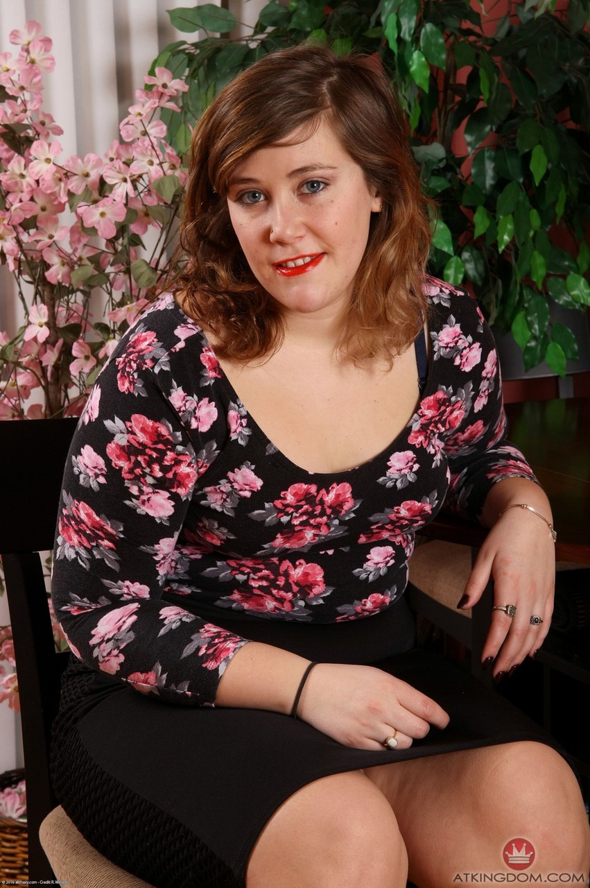 素人ぽっちゃりスージーがストリップして毛深い腋と巨大なお尻で挑発