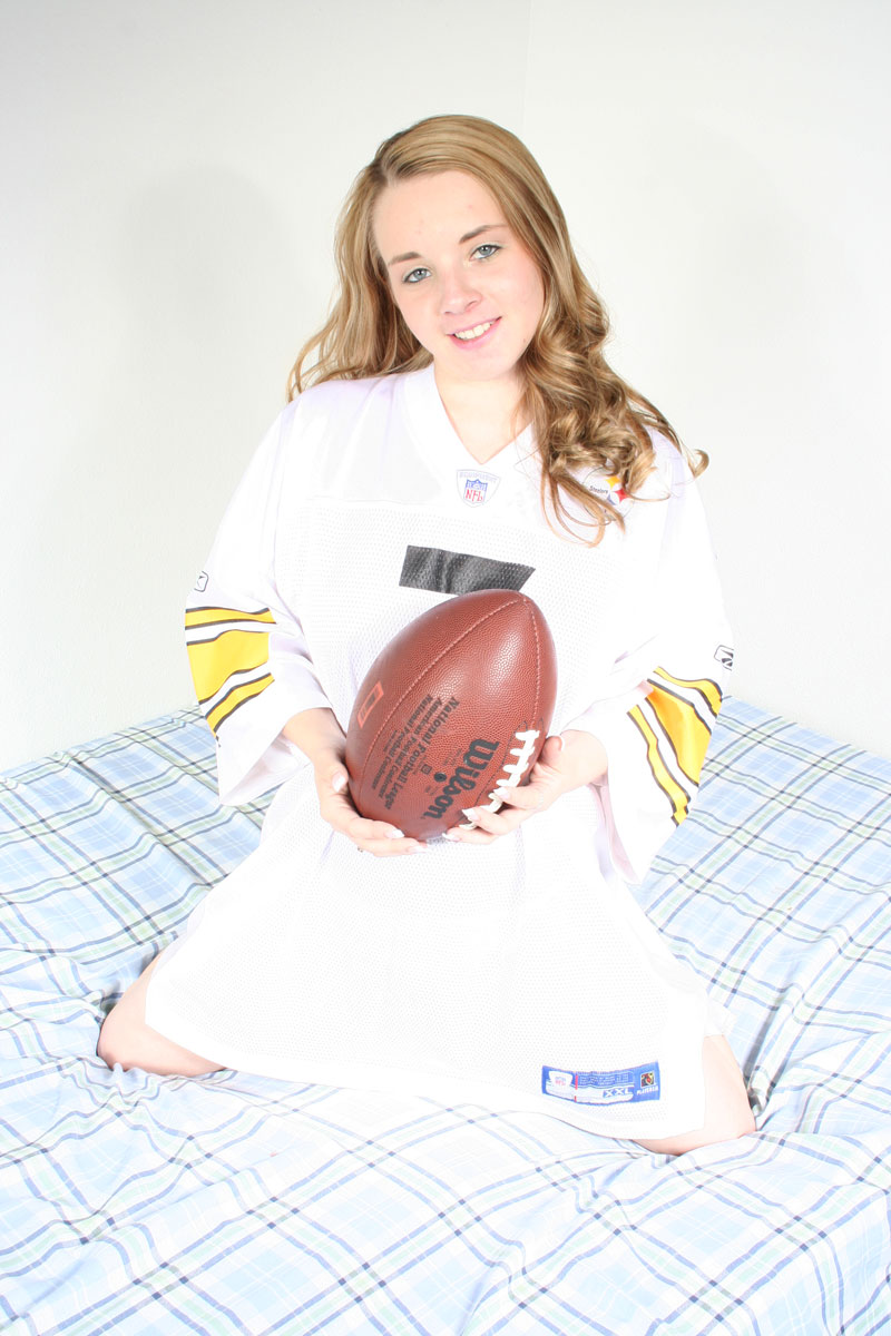 青い目の十代のドナがベッドで大きな胸と綺麗なお尻を見せる